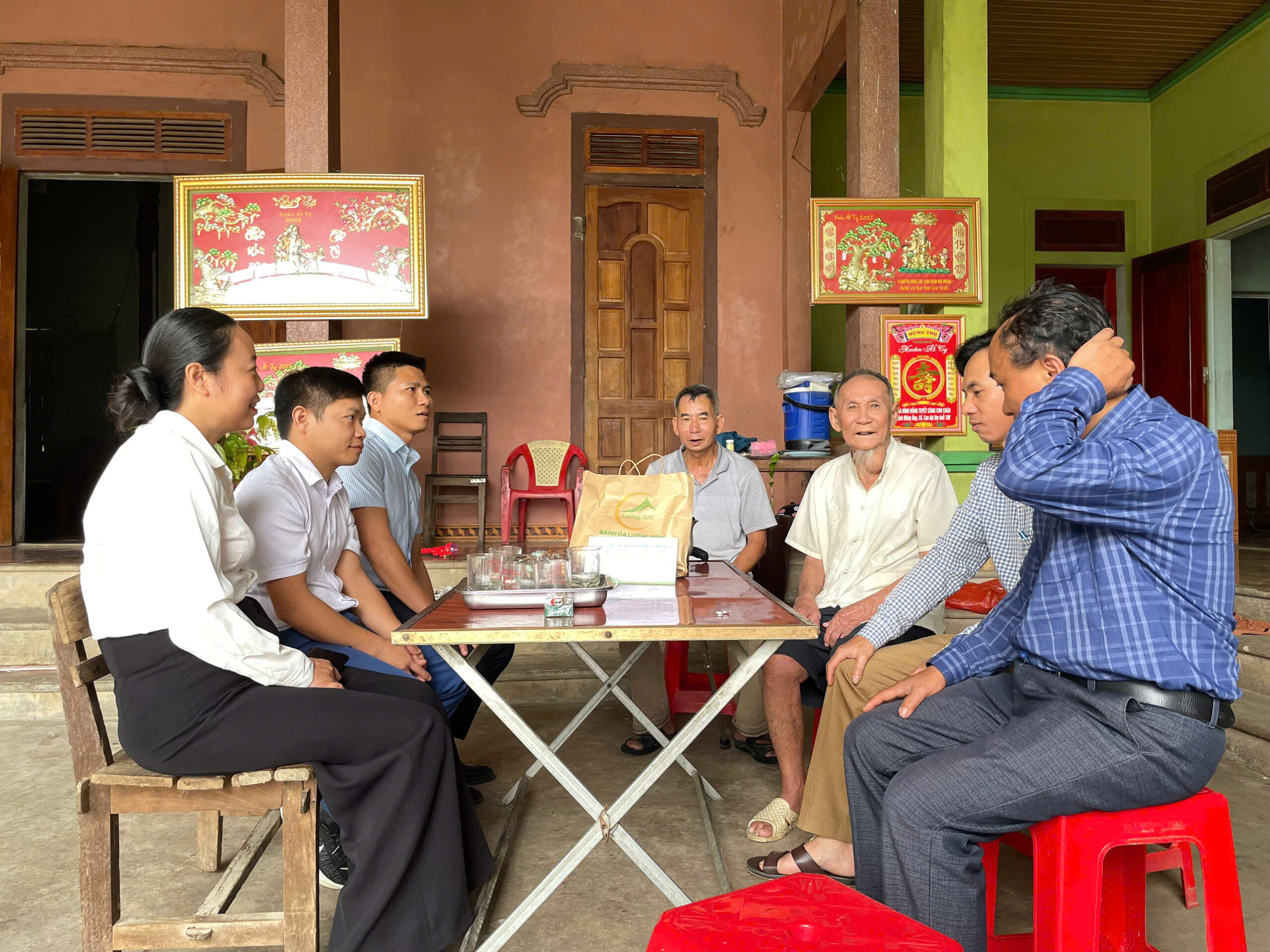 Các cô chú Thanh niên xung phong xã Nhân Sơn chia sẻ ký ức chiến tranh