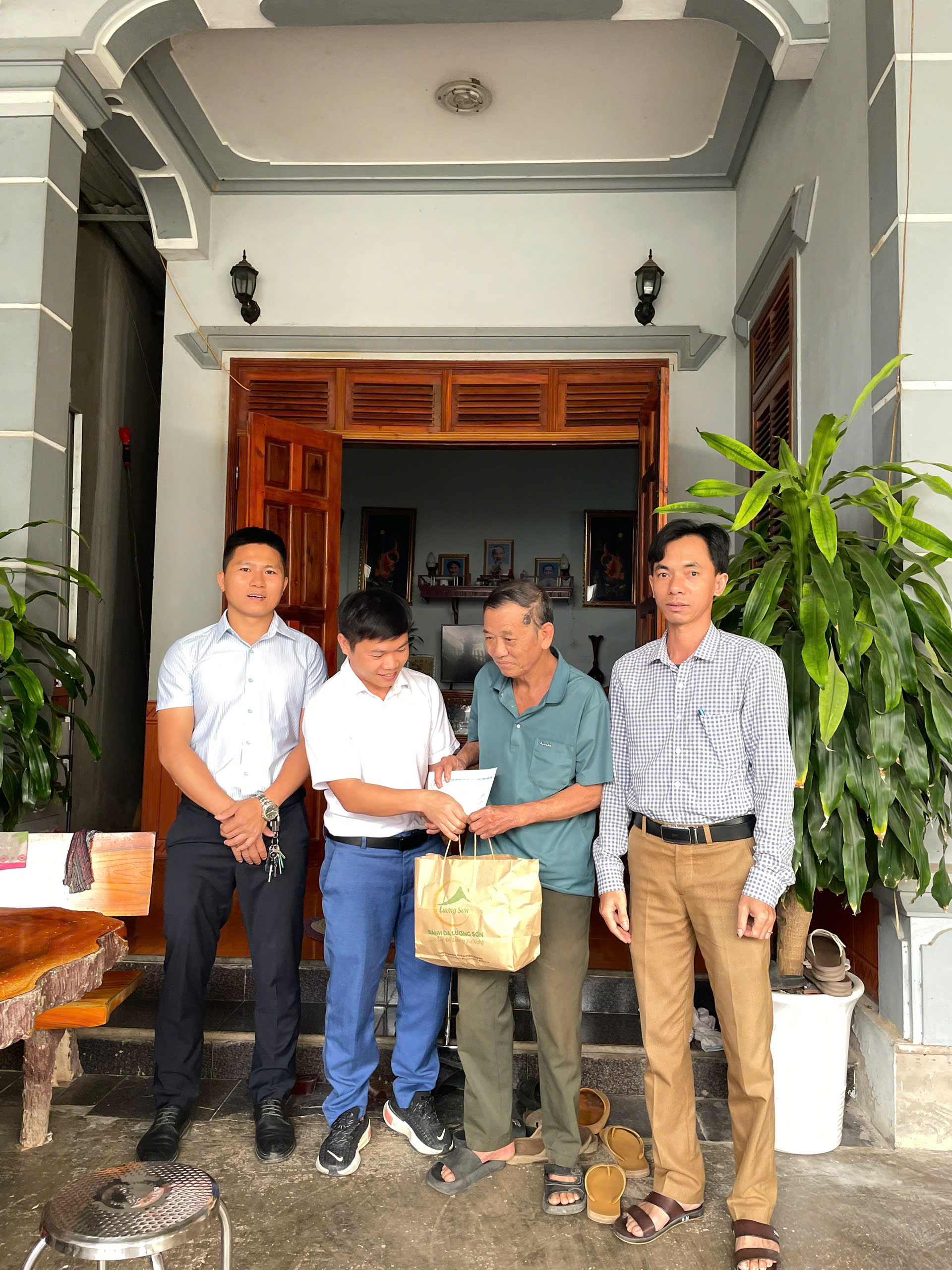 Đại diện Công ty Thực phẩm Lương Sơn trao quà tri ân các Bác Cựu Chiến Binh