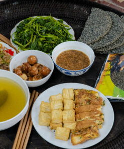 Bữa cơm quê nhà cùng bánh đa vừng đen