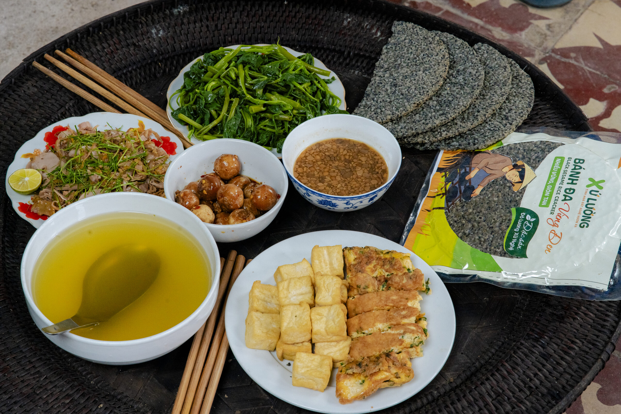 Bữa cơm quê nhà cùng bánh đa vừng đen